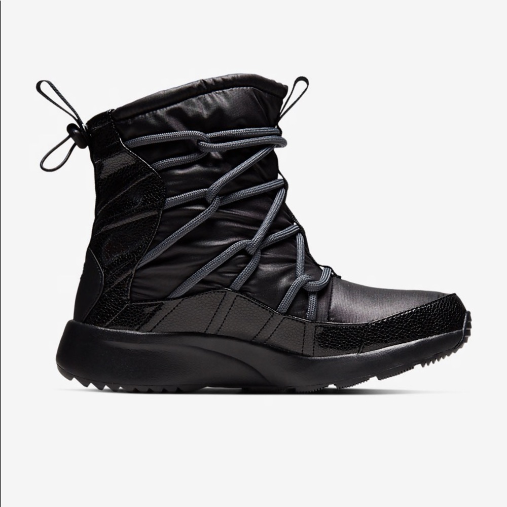 Brand New Nike Tanjun High Rise Women’s Boot